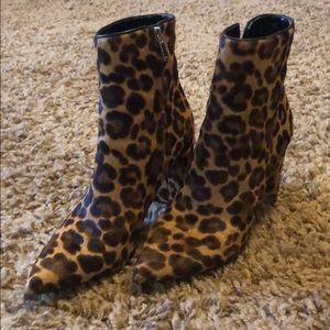 Pointy toe leopard boots